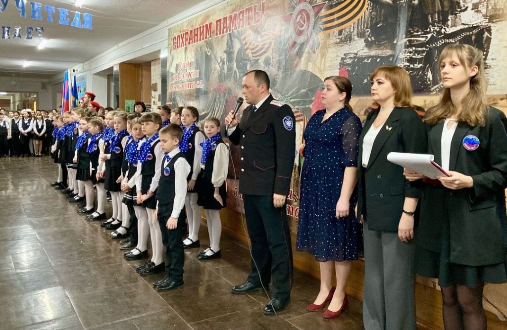 Торжественная линейка, посвящённая открытию года Защитника Отечества.