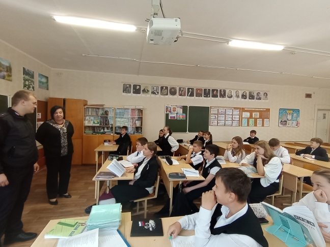 Встреча с сотрудником ОМВД по Белоглинскому району в рамках акции "Чистое поколение -2025" Встреча с сотрудником ОМВД по Белоглинскому району в рамках акции "Чистое поколение -2025".